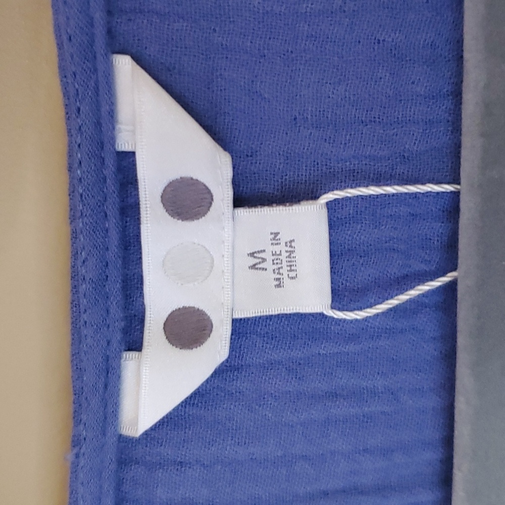 Three Dots Periwinkle Double Gauze V Neck Top Shirt Size M NWT'S - Picture 4 of 9